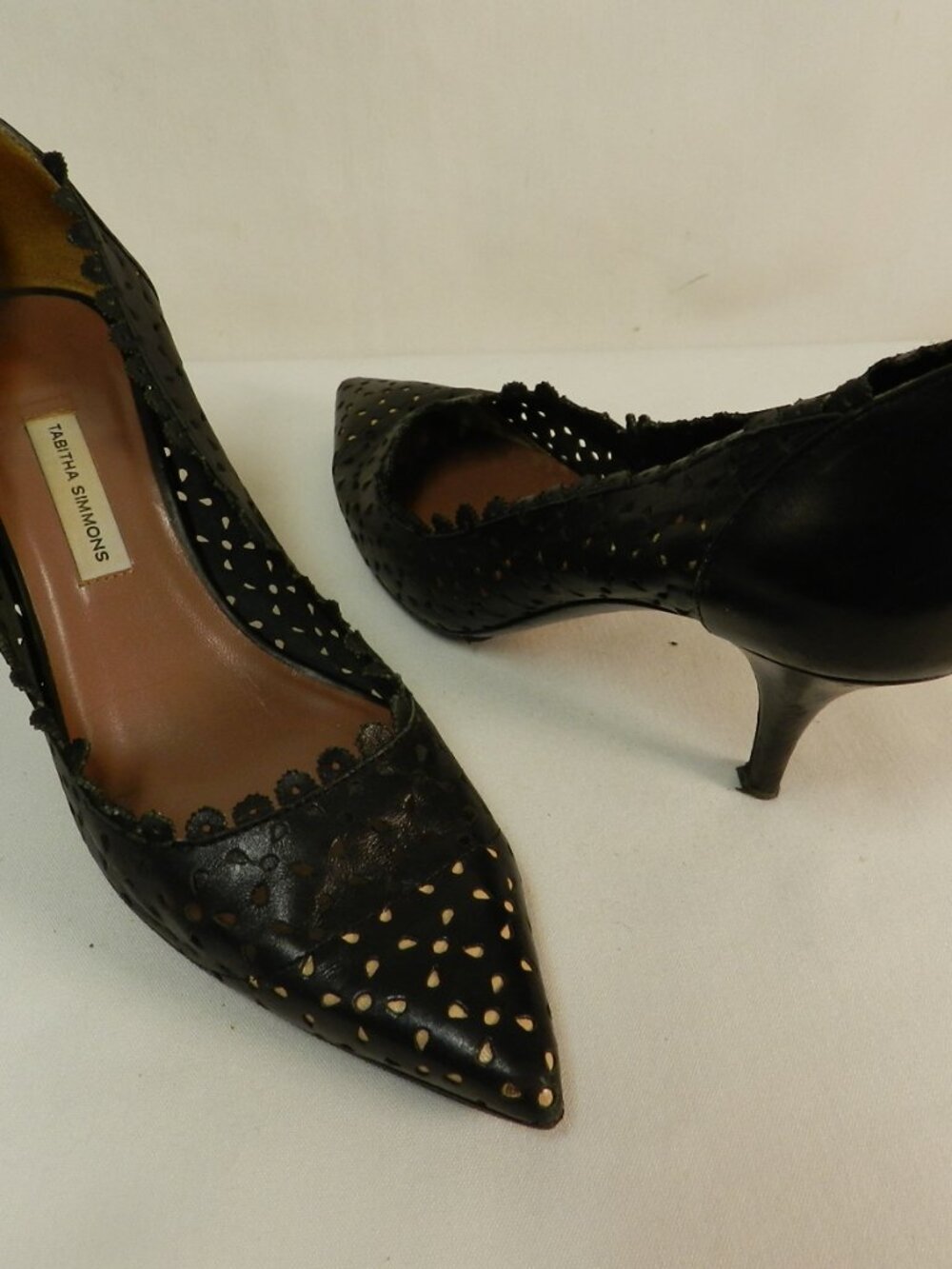 Tabitha Simmons Leather pointed toe Scallop laser cut heels pumps Italy 37.5 7.5